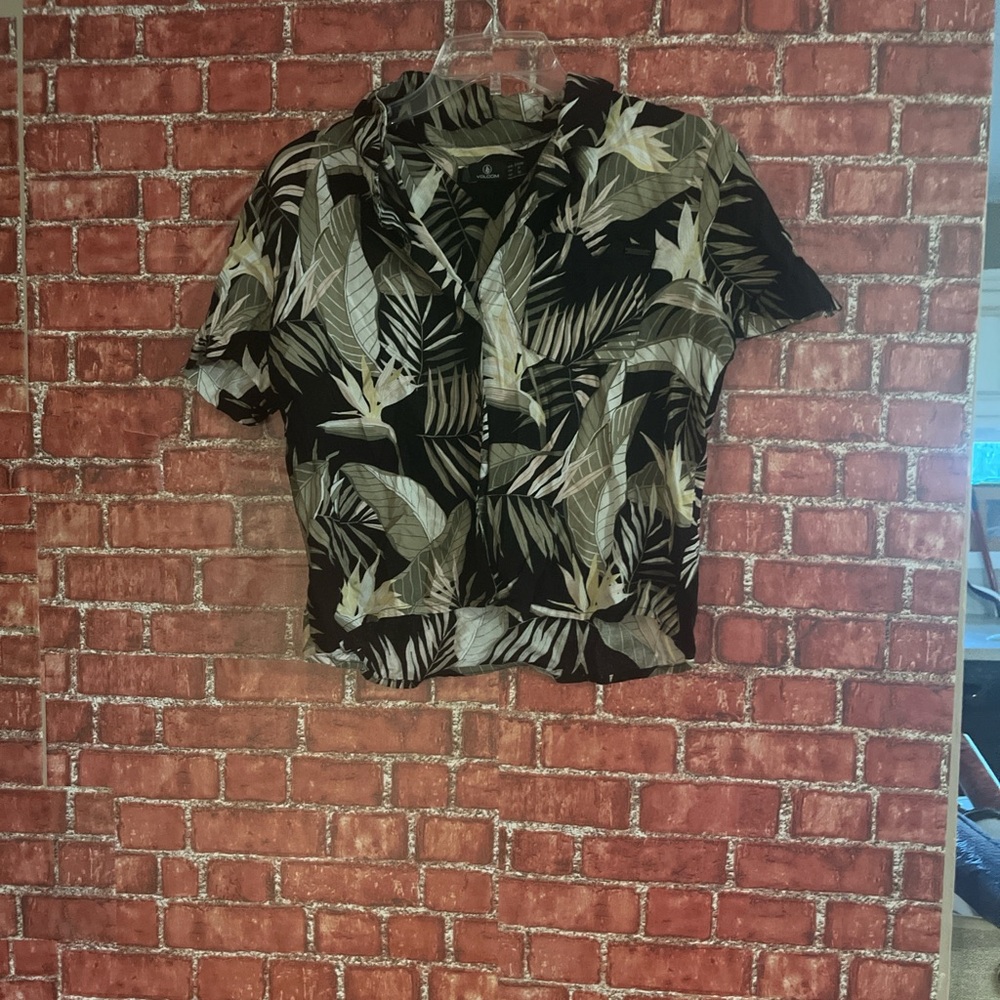 Volcom Black and White Leaf Print Shirt size small (Rm81)